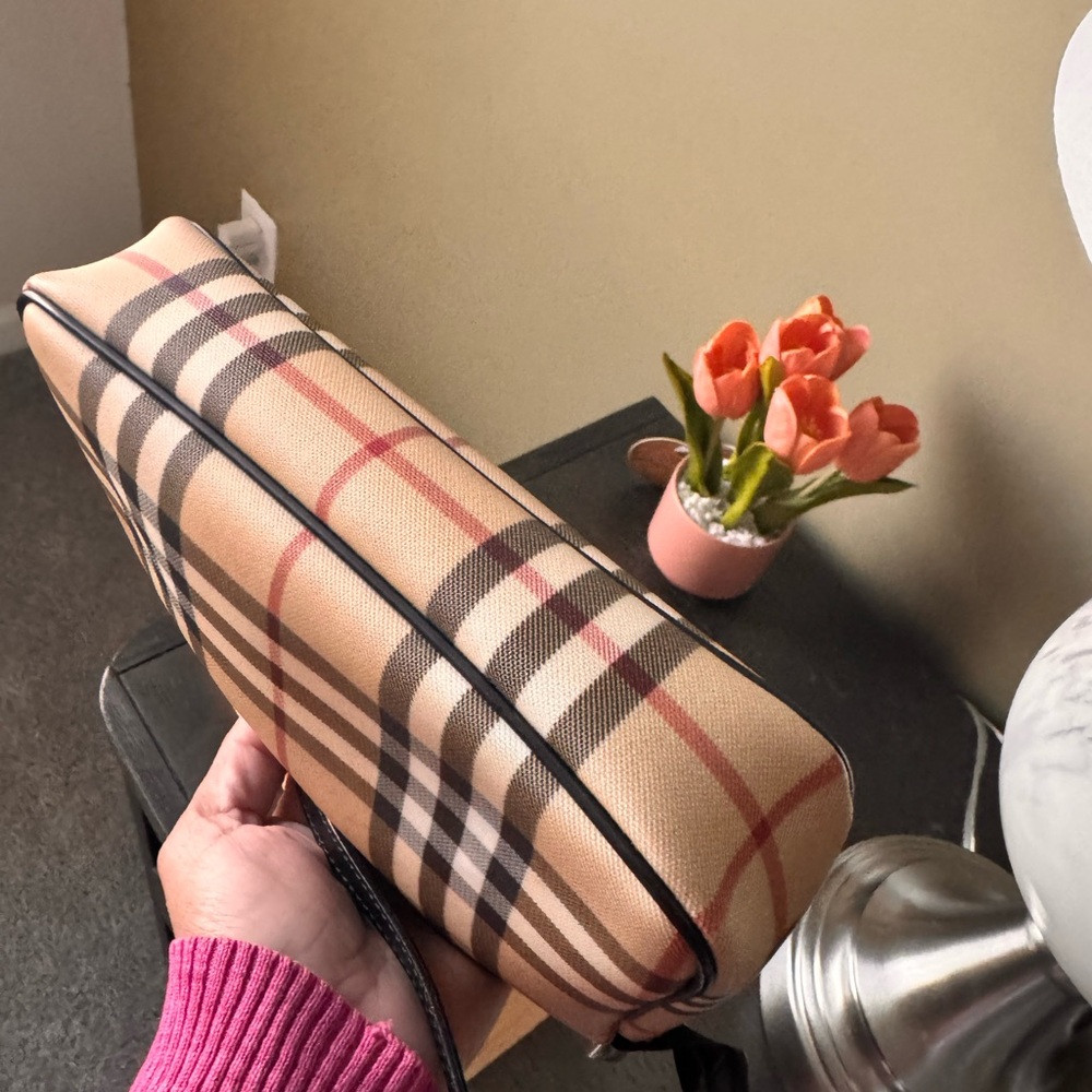 Burberry Tan Clutch with Iconic Plaid Design - Picture 6 of 8